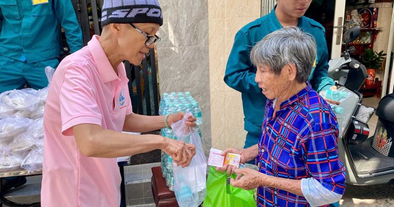Bếp ăn "áo xanh" TP.HCM sẻ chia, chăm lo người lao động