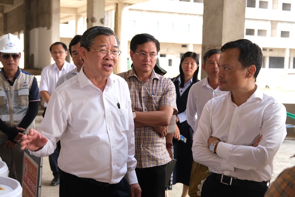 Chủ tịch Cần Thơ Trương Cảnh Tuyên rất “sốt ruột” với tiến độ Dự án đầu tư xây dựng Bệnh viện Ung bướu TP Cần Thơ (quy mô 500 giường). Ảnh: Phong Linh. 