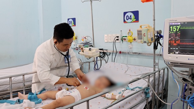 Children with hand, foot and mouth disease are easily confused with other common diseases. Photo: Nguyen Ly