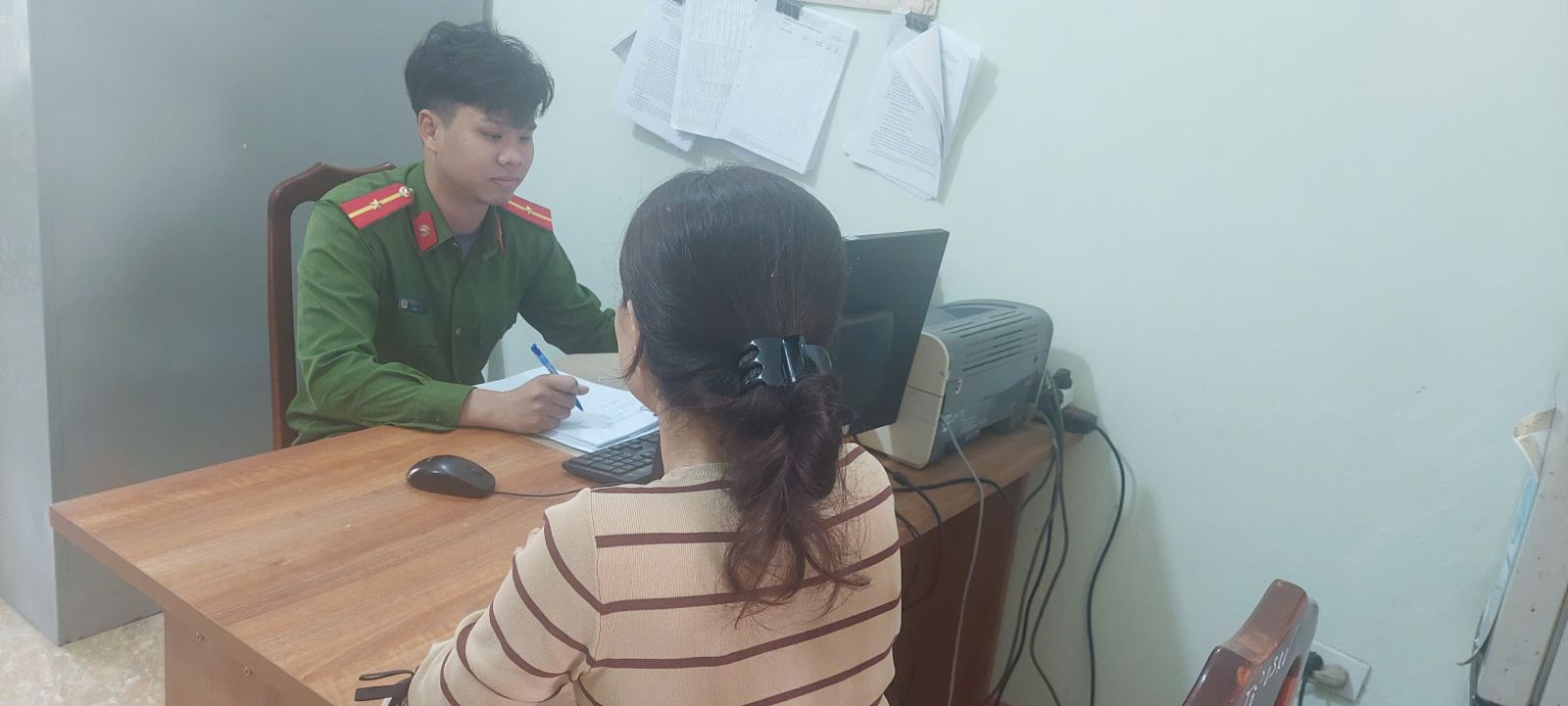 Cảnh cáo người phụ nữ chia sẻ bài viết chưa kiểm chứng trên mạng xã hội. Ảnh: Công an Hưng Yên