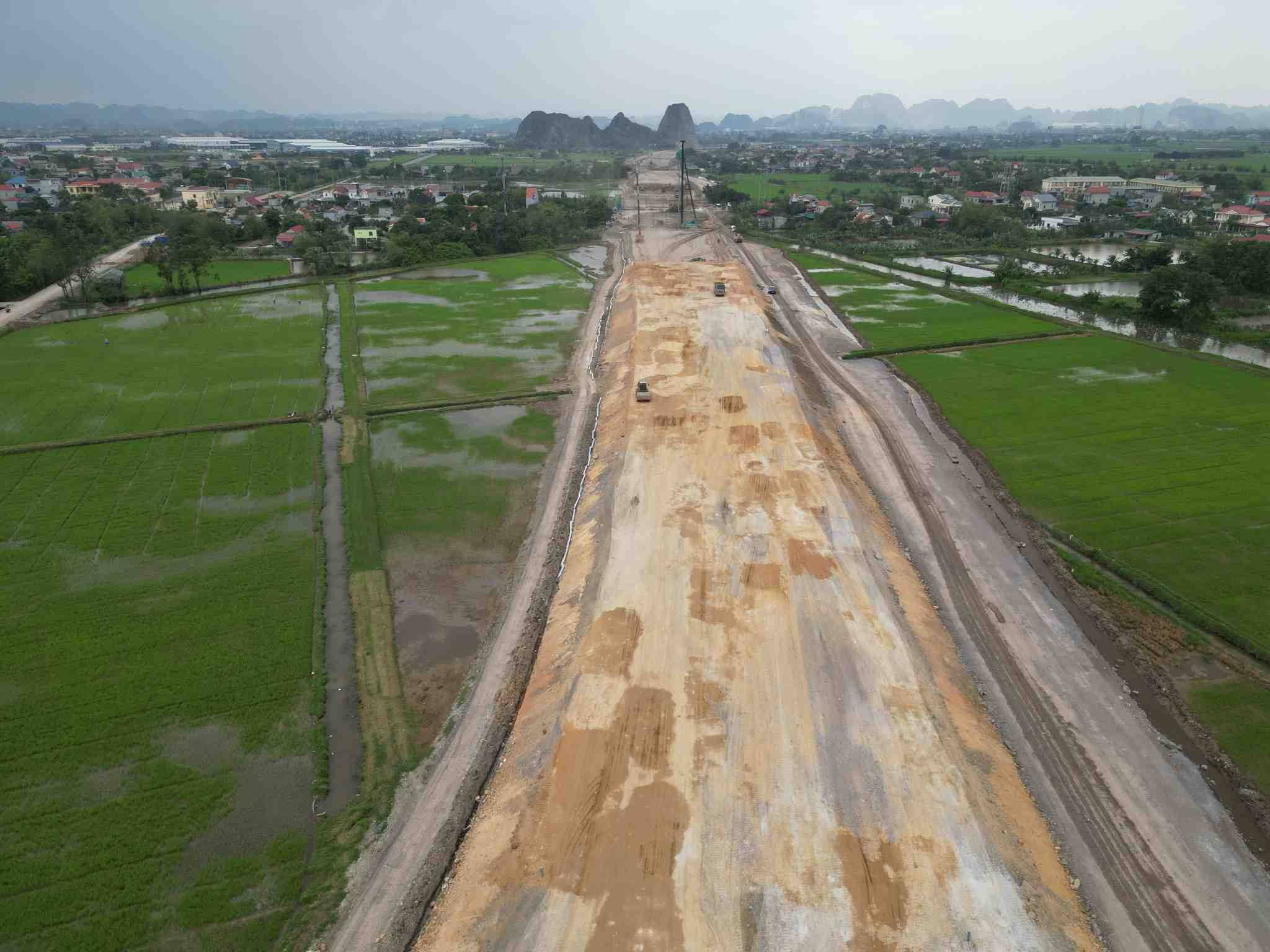 Currently, the construction volume of the Ninh Binh - Hai Phong expressway project section passing through the old Ninh Binh province has reached about 30%. Photo: Dieu Anh