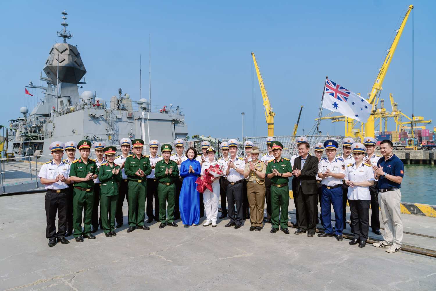 Tàu HMAS Toowoomba thăm chính thức Việt Nam ngay sau khi tàu 016- Quang Trung của Hải quân Nhân dân Việt Nam sang Australia tham dự diễn tập Kakadu và Lễ Duyệt tàu Quốc tế kỷ niệm 125 năm ngày thành lập Hải quân Hoàng gia Australia. Ảnh: An Thượng