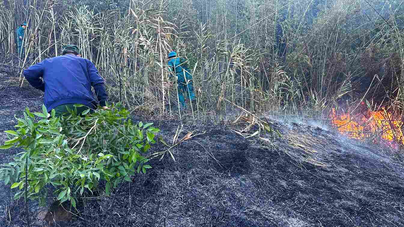 Đến 16h cùng ngày vụ cháy rừng vẫn chưa được khống chế. Ảnh: Phúc Khánh 