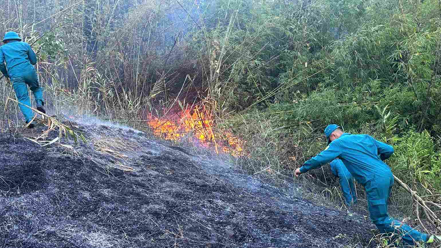 Lực lượng dân quân được huy động tham gia dập lửa khống chế vụ cháy rừng trên đèo Bảo Lộc. Ảnh: Phúc Khánh 