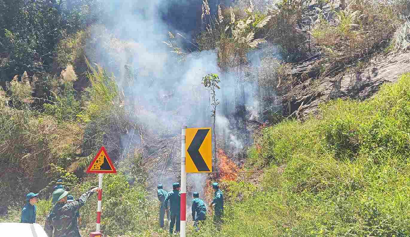 Các lực lượng tham gia dập lửa khống chế vụ cháy rừng. Ảnh: Phúc Khánh 