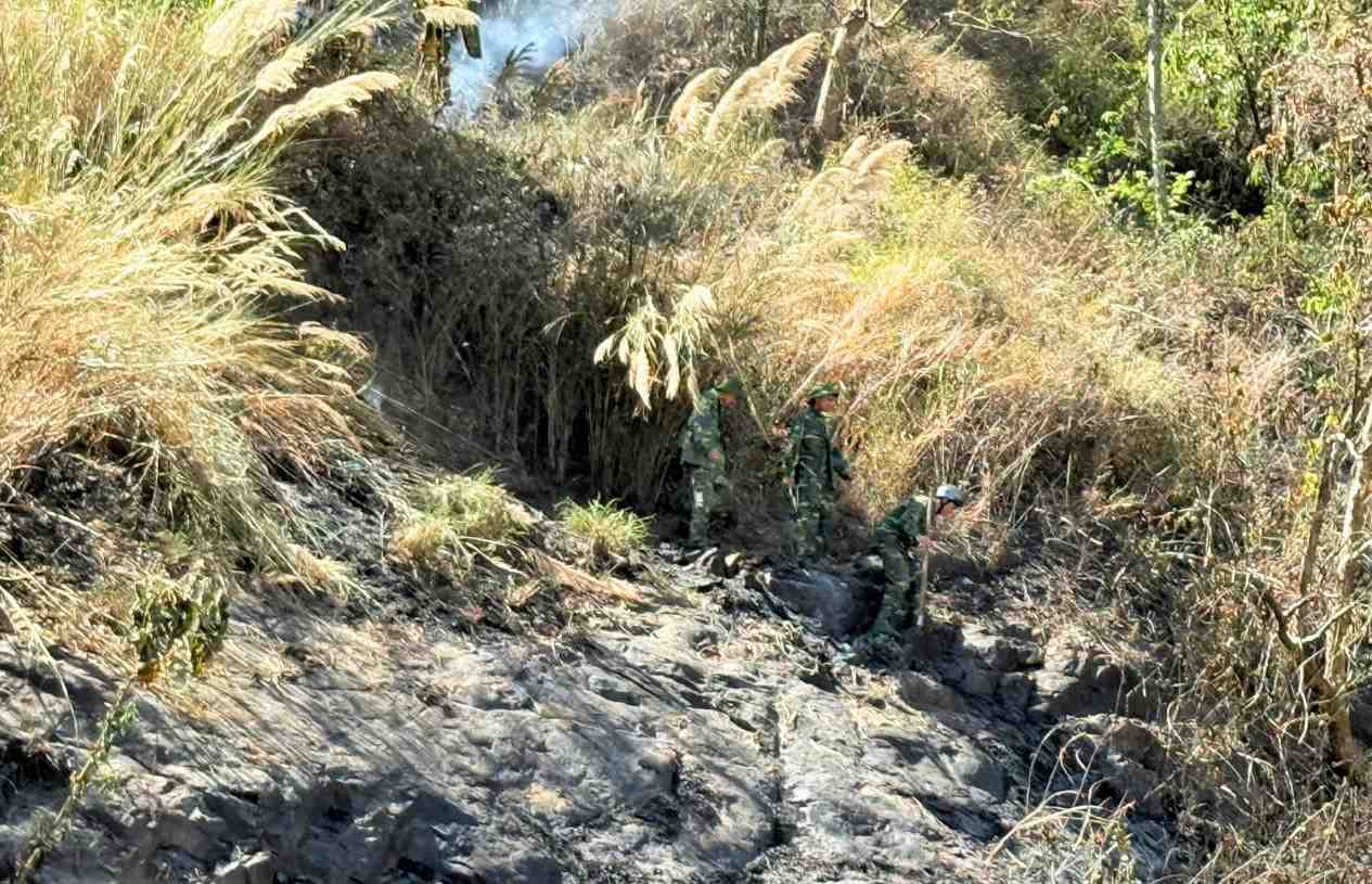 Lực lượng quân đội tập trung tạo đường băng cản lửa khoanh vùng vụ cháy. Ảnh: Phúc Khánh 