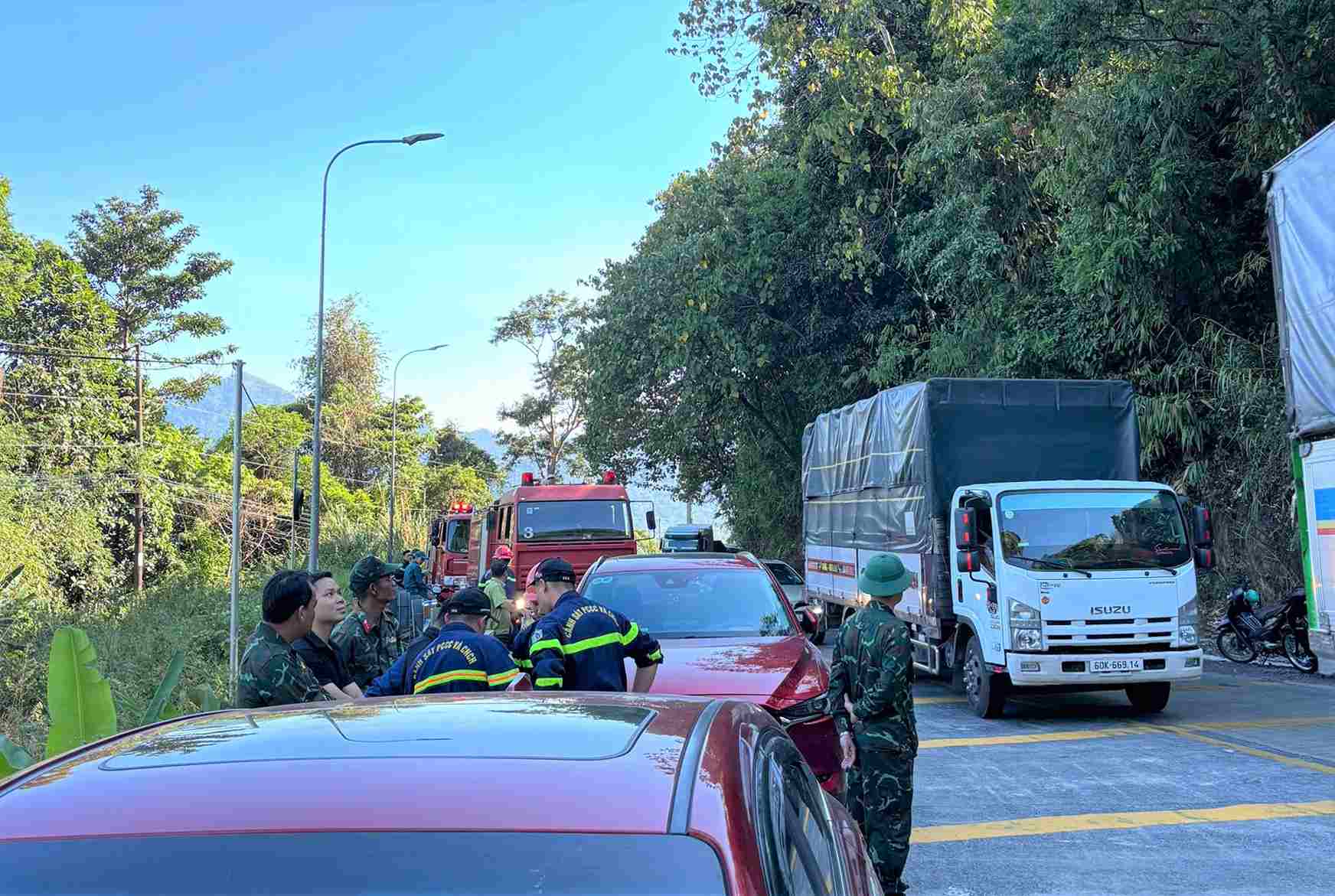 Các lực lượng chốt chặn trên đèo Bảo Lộc để triển khai công tác chữa cháy rừng xảy ra trên đèo. Ảnh: Phúc Khánh