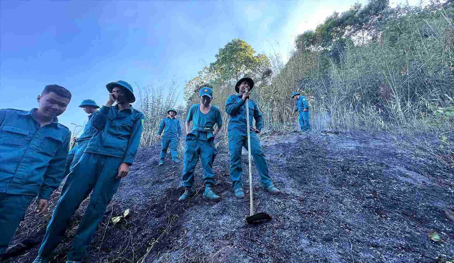 Giây phút nghỉ ngơi của các lực lượng tham gia chữa cháy rừng trên đèo Bảo Lộc. Ảnh: Phúc Khánh 