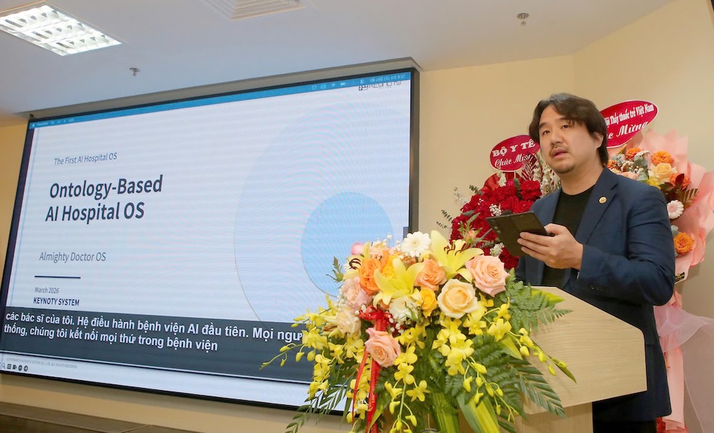 Các đại biểu báo cáo khoa học tại hội nghị. Ảnh: Bệnh viện Trung ương Huế