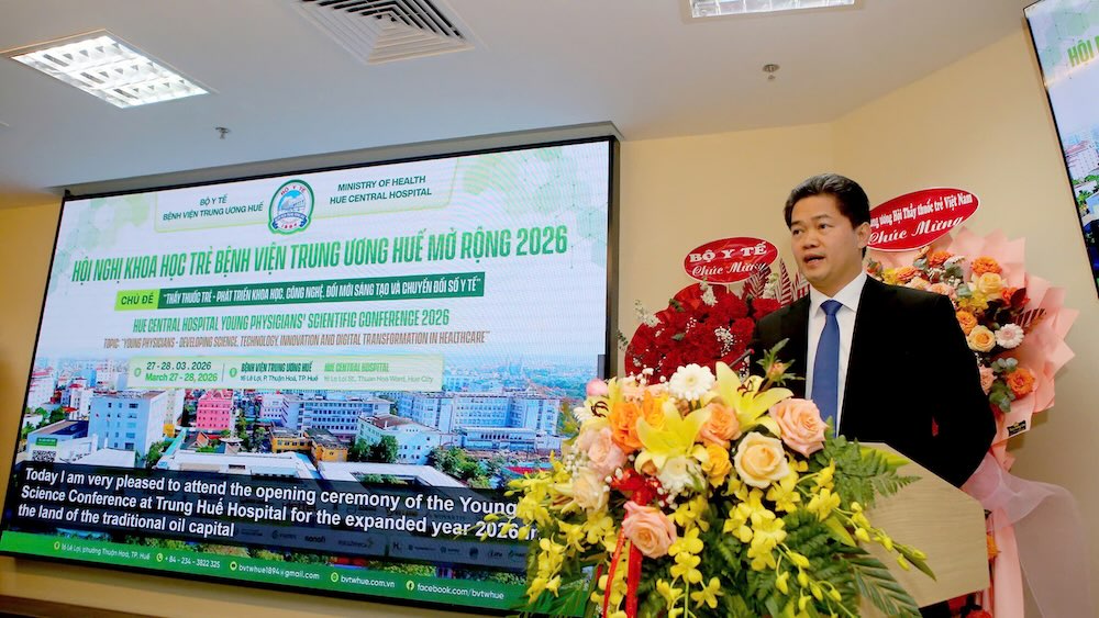 Thứ trưởng Thường trực Bộ Y tế Vũ Mạnh Hà phát biểu tại hội nghị. Ảnh: Bệnh viện Trung ương Huế