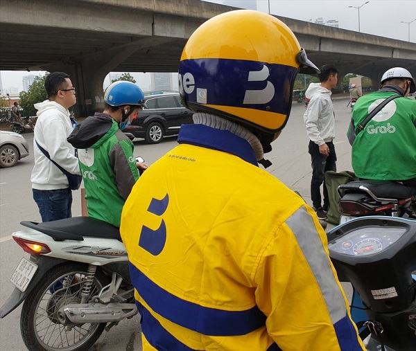 The Ministry of Public Security said that the regulation on wearing headphones when driving a motorbike is fined up to 1 million VND to ensure traffic safety. Photo: Tung Giang