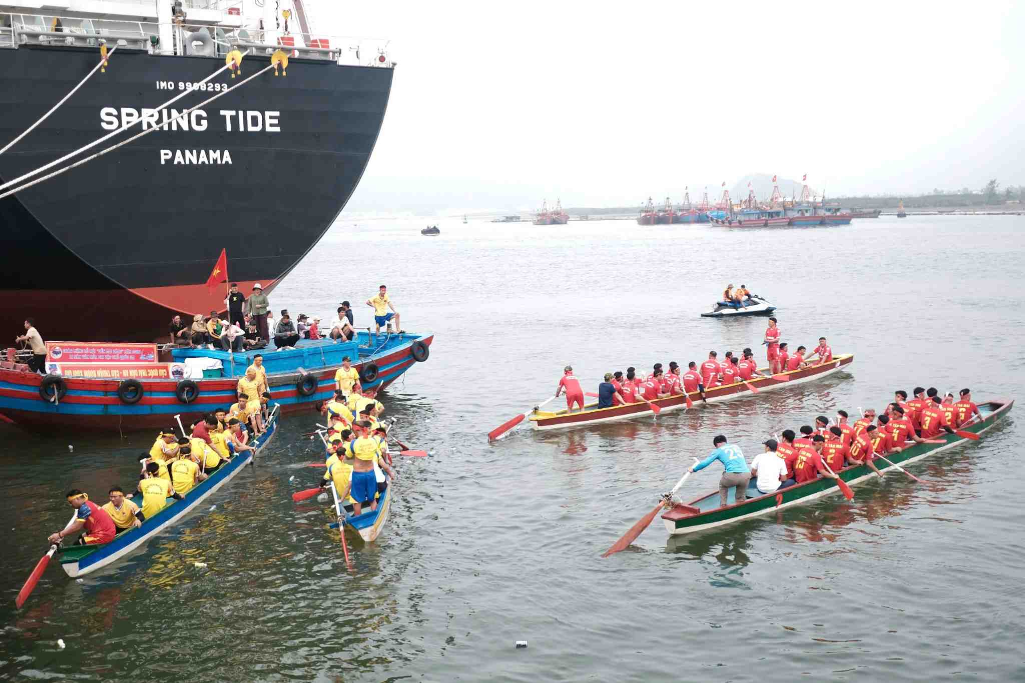 Lively and unique boat racing activities within the framework of the Mai Bang Temple festival, attracting a large number of people to participate. Photo: Mai Ngan