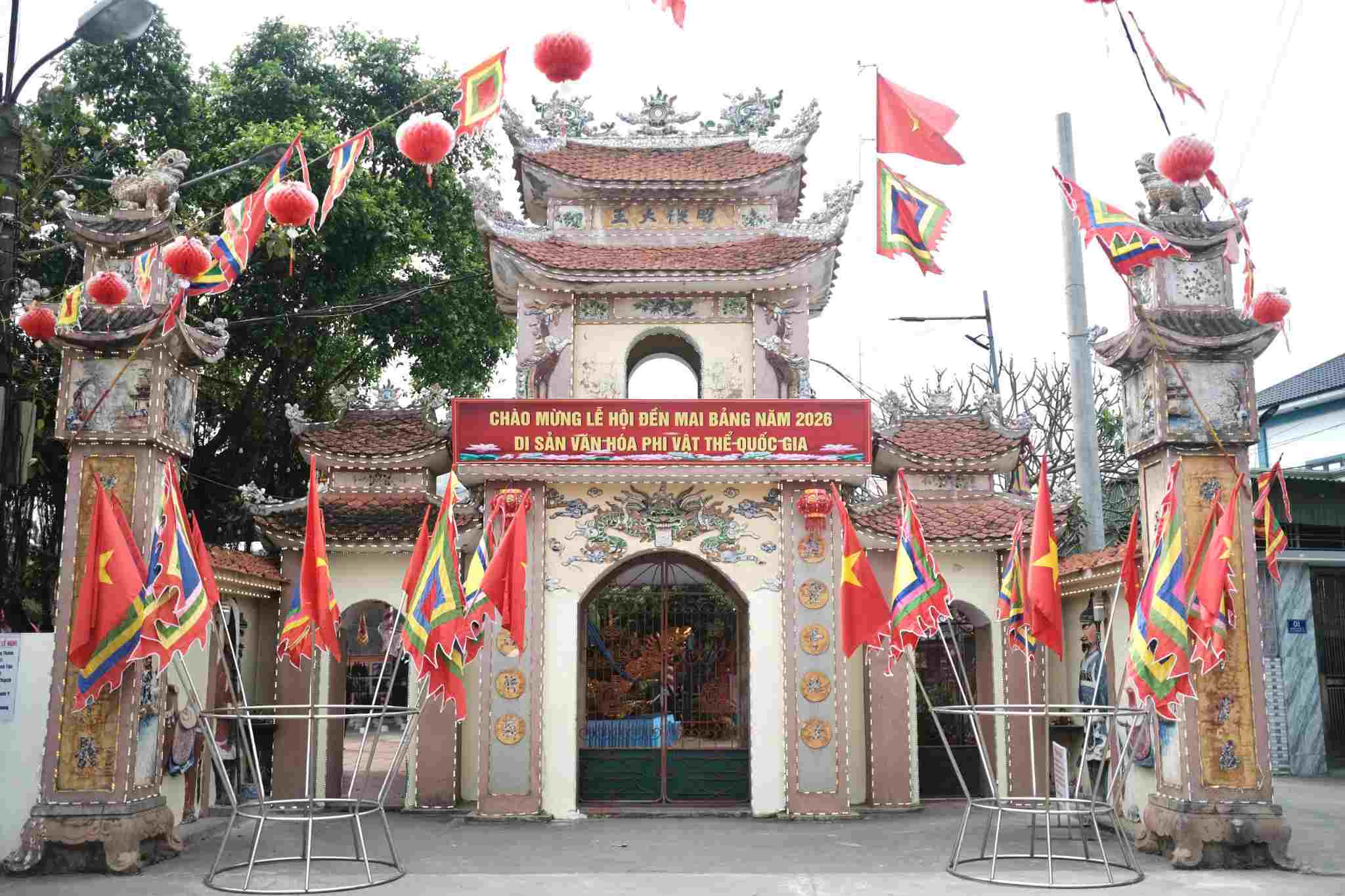 Đền Mai Bảng rực rỡ cờ hoa trong lễ hội năm 2026, thu hút đông đảo người dân tham gia. Ảnh: Mai Ngân