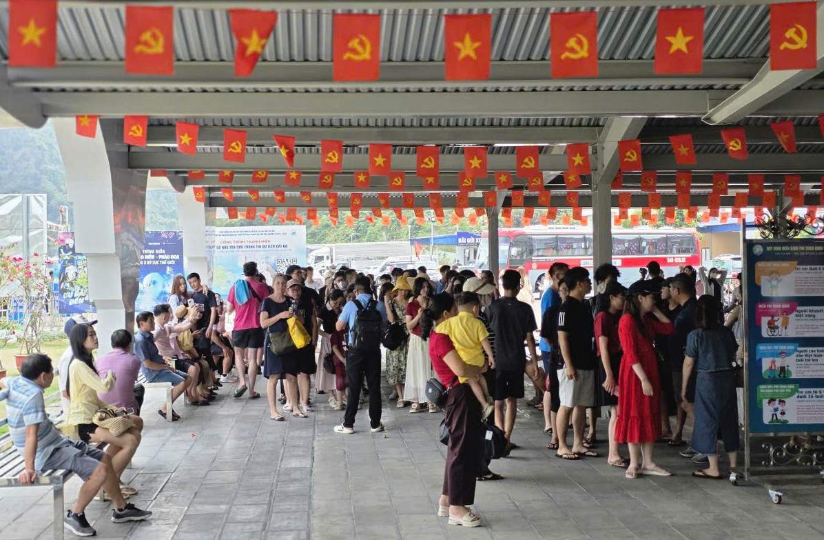 Un gran número de turistas regresan a Cát Bà en el día de la inauguración del turismo 2026. Foto: Hoàng Khôi