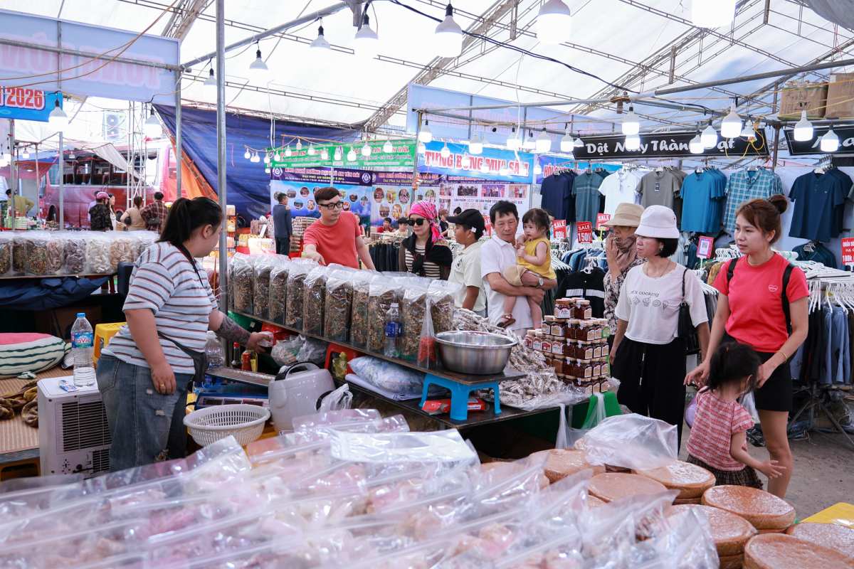 Hội chợ triển lãm thương mại, du lịch - thủy sản Cát Bà năm 2026 được tổ chức từ 25.3 đến 2.4 cũng thu hút hàng nghìn lượt khách tham quan, mua sắm. Ảnh: Xuân Thủy