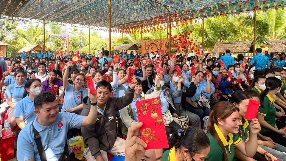 El Sindicato de Vĩnh Long se centra en guiar a los sindicatos de base para que preparen expedientes para solicitar a la Confederación General del Trabajo de Vietnam que considere la concesión de medallas conmemorativas "Por la causa de la construcción de la organización sindical". Foto: Hoàng Lộc