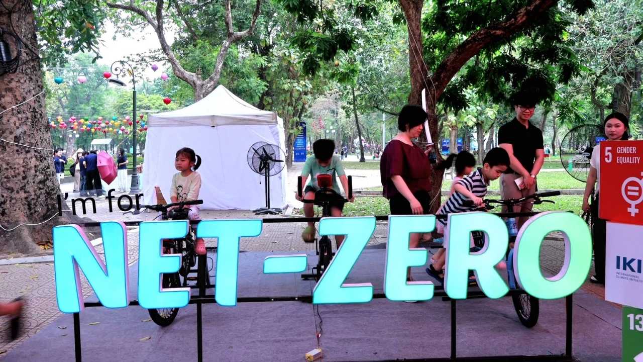 Các bạn trẻ tham gia trải nghiệm đạp xe phát điện. Ảnh: Thanh Nga