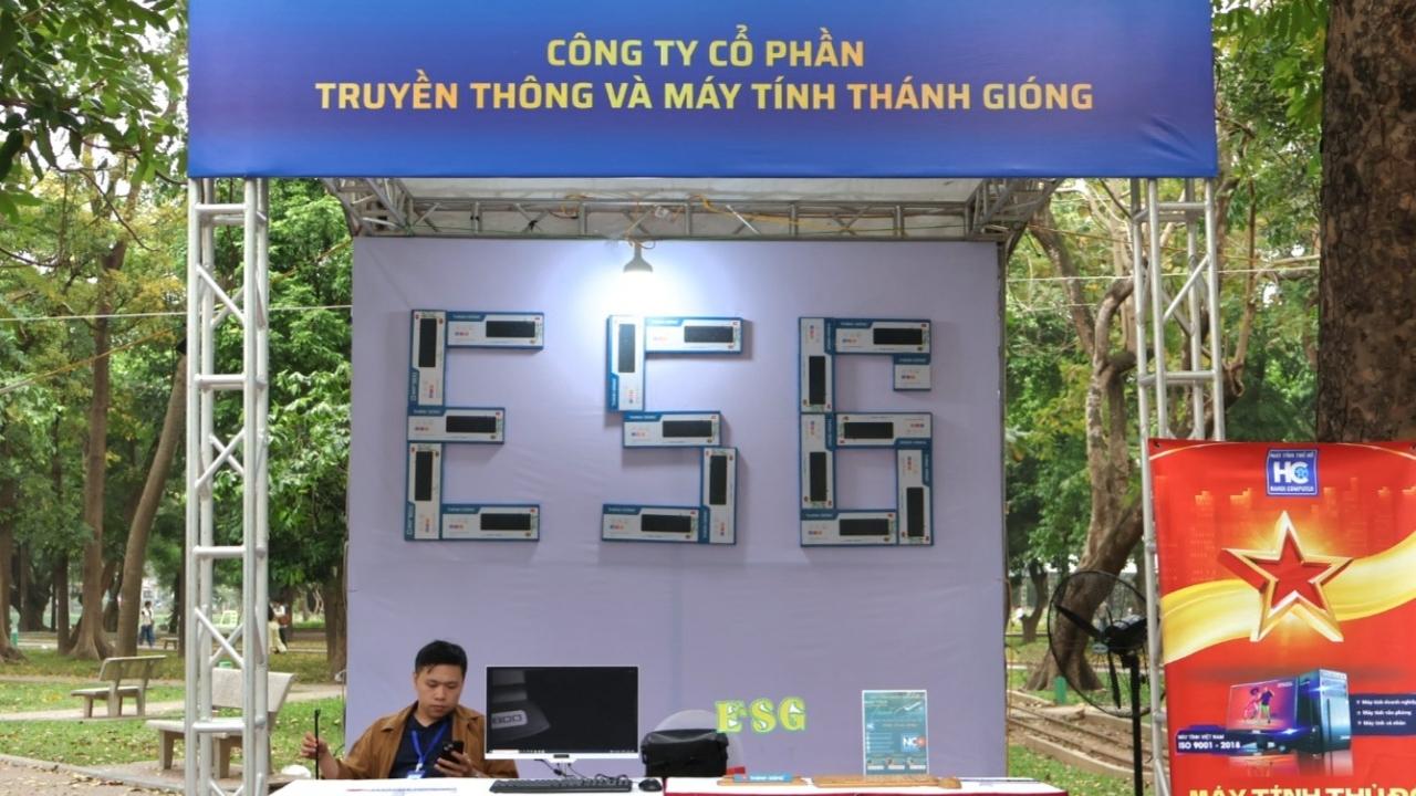 Các gian hàng trưng bày sản phẩm năng lượng sạch. Ảnh: Thanh Nga