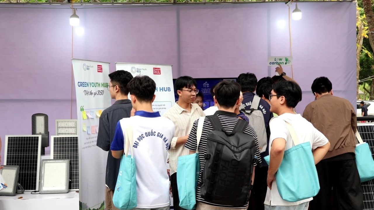 Nhiều bạn trẻ háo hức tại khu vực check-in của sự kiện. Ảnh: Thanh Nga