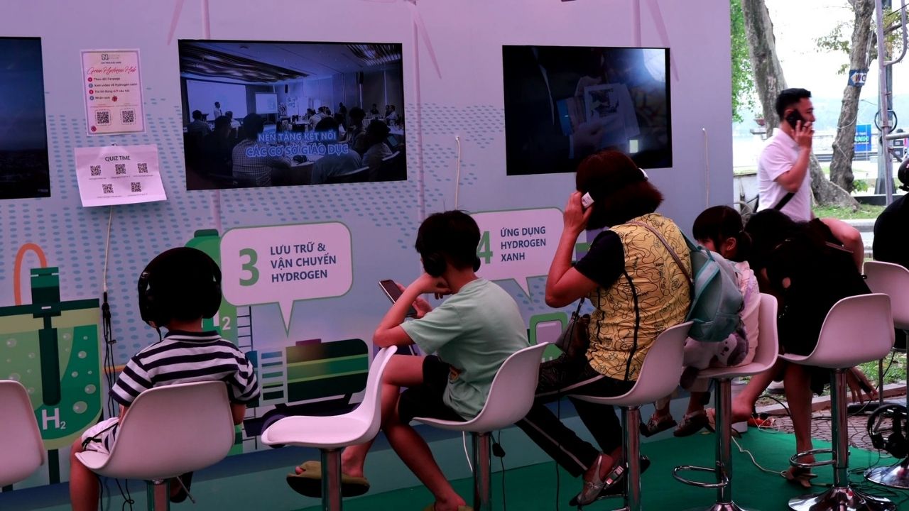 Người dân tham gia trải nghiệm hoạt động “Năng lượng Tương lai”. Ảnh: Thanh Nga