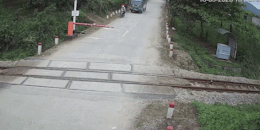Crossing railway barriers, 2 people in Ha Tinh fined administratively. Photo: Ha Tinh Police