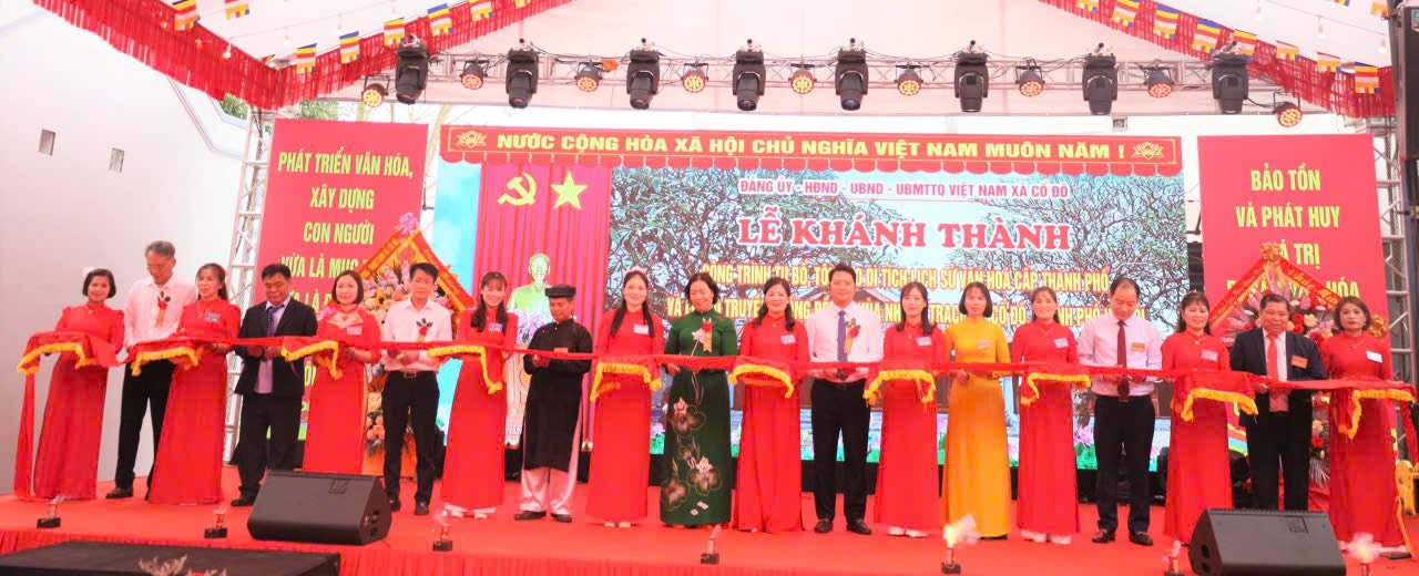 Đại diện lãnh đạo xã Cổ Đô và nhân dân địa phương tiến hành cắt băng khánh thành công trình tu bổ, tôn tạo di tích Lịch sử Văn hóa cấp thành phố Đền, Chùa Nhuận Trạch năm 2026. Ảnh: Văn Nhì