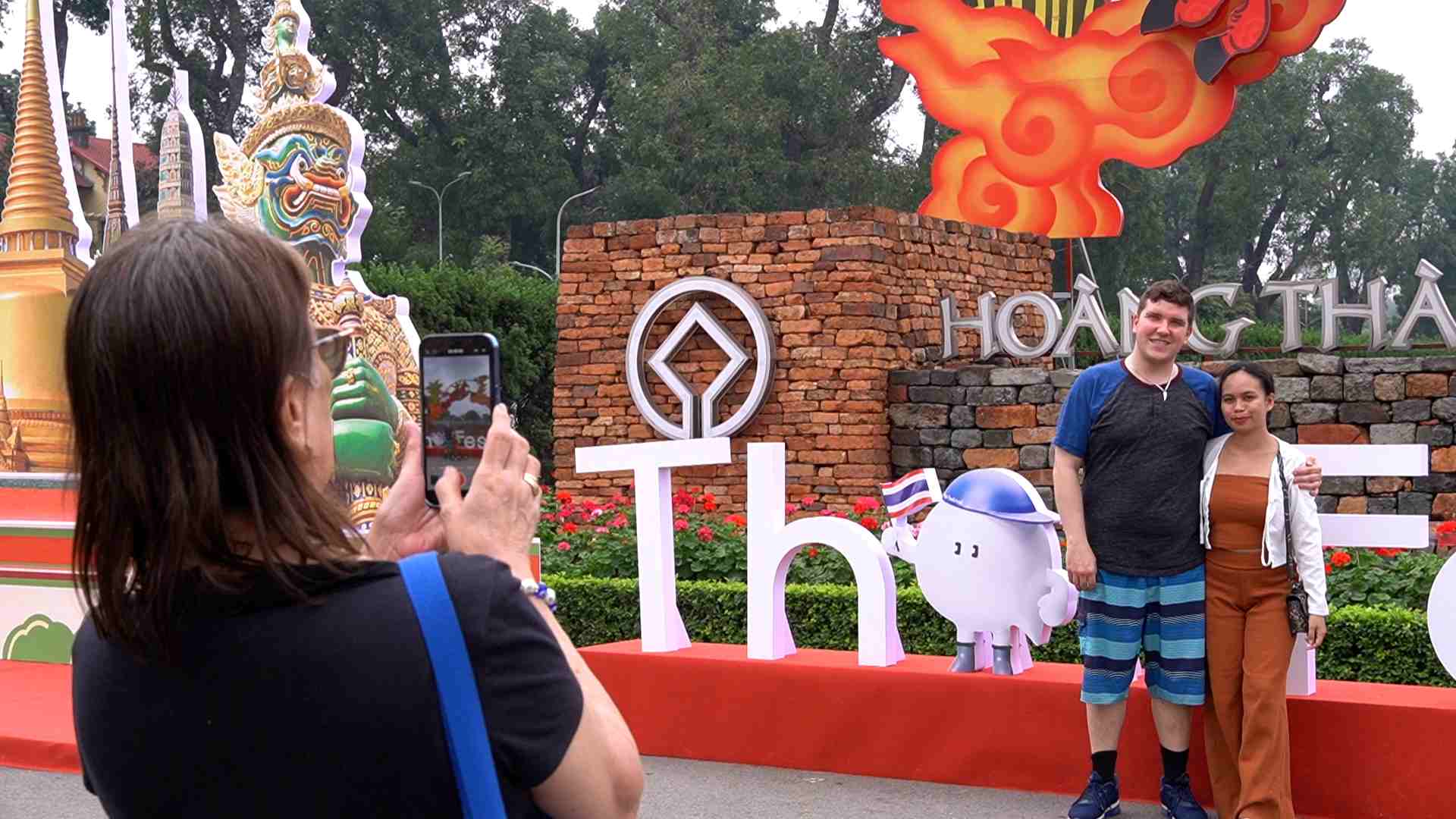 Los turistas están entusiasmados por explorar la cultura de la tierra de los templos dorados en el corazón de Hanoi.