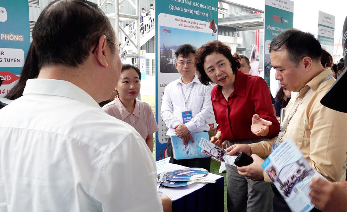 꽝닌성 내무부 지도자들이 취업 박람회에서 채용 지역을 시찰하고 있습니다. 사진: 도안흥