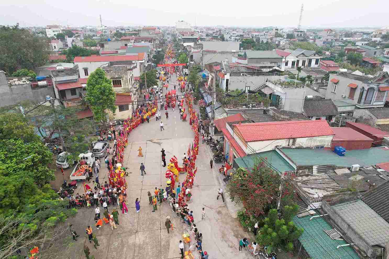People and tourists immerse themselves in the atmosphere of the water procession festival at Tranh Temple. Photo: Anh Duong
