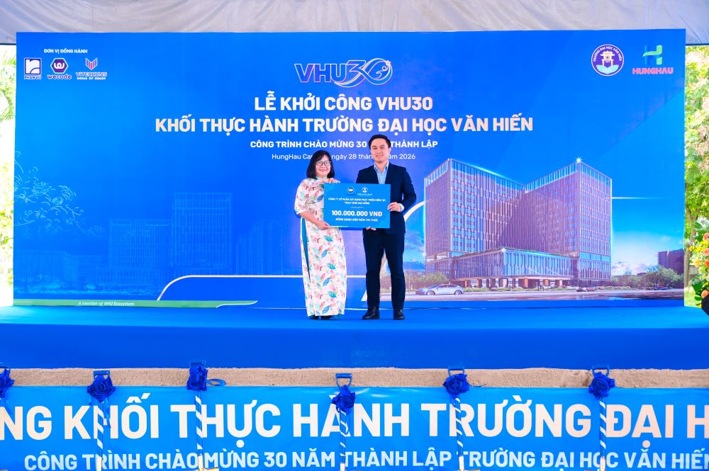 Đại diện Công ty Cổ phần Xây dựng Phát triển Miền Tây trao tặng nhà trường học bổng trị giá 100 triệu đồng.