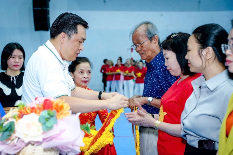 Ông Cao Văn Chóng - Phó Giám đốc Sở Văn hóa và Thể thao TPHCM tặng cờ Lưu niệm cho các đoàn về dự Liên hoan. Ảnh: Hoàng Anh