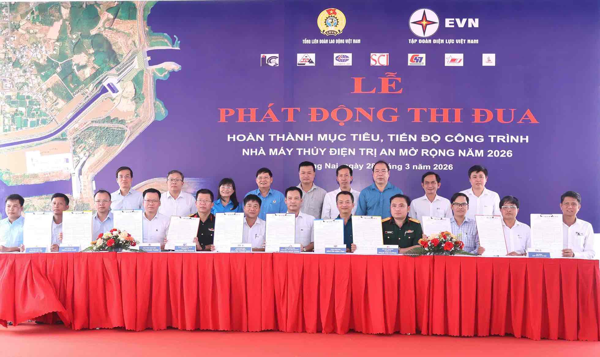 판반안 베트남 노동총연맹 부위원장(왼쪽에서 두 번째, 네 번째 줄)이 2026년 찌안 수력 발전소 확장 프로젝트 목표 및 진행 상황 완료를 위한 경쟁 발족식에 참석했습니다. 사진: HAC