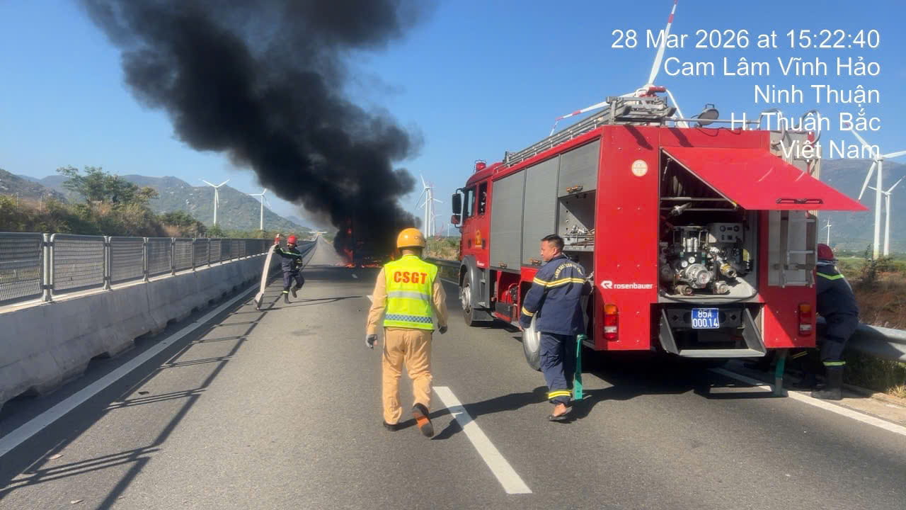 Nhiều hàng hóa trên xe bị thiêu rụi, phương tiện hư hỏng nặng. Ảnh: Bùi Quốc