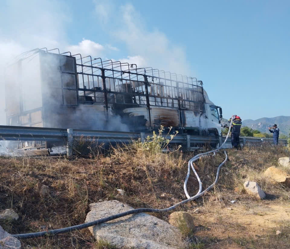 một ôtô tải chở máy móc nông nghiệp bất ngờ bốc cháy khi đang lưu thông trên cao tốc Cam Lâm - Vĩnh Hảo, đoạn qua xã Thuận Bắc, 