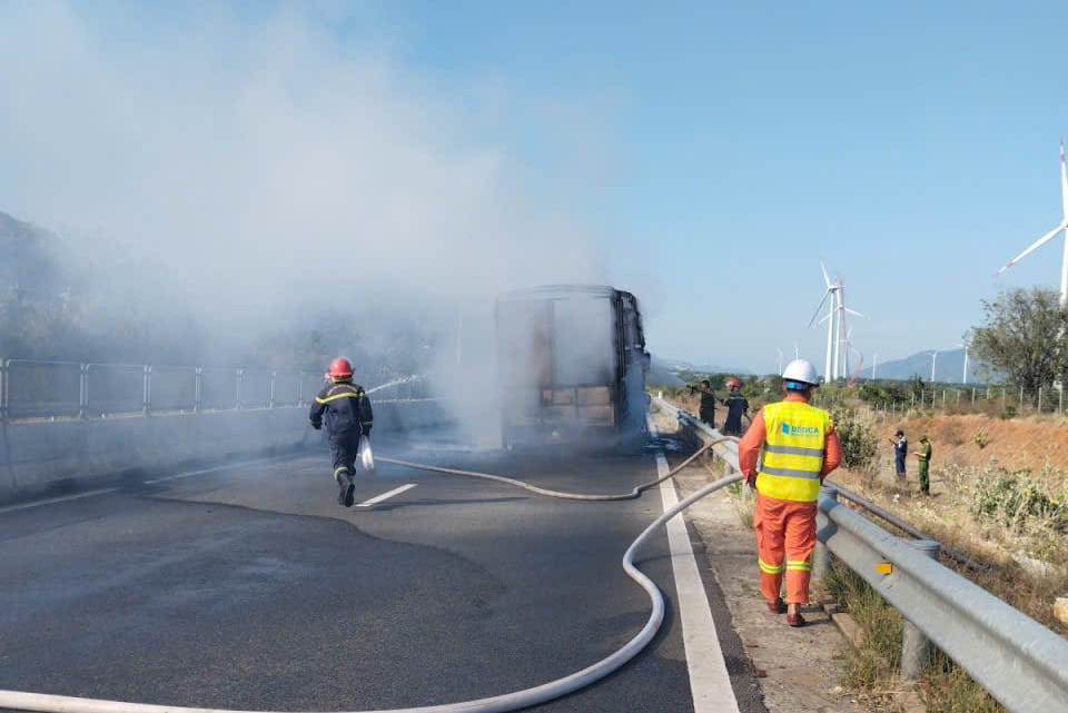 Incendie dans un camion transportant des engins sur l'autoroute Cam Lam - Vinh Hao. Photo de : Bui Quoc