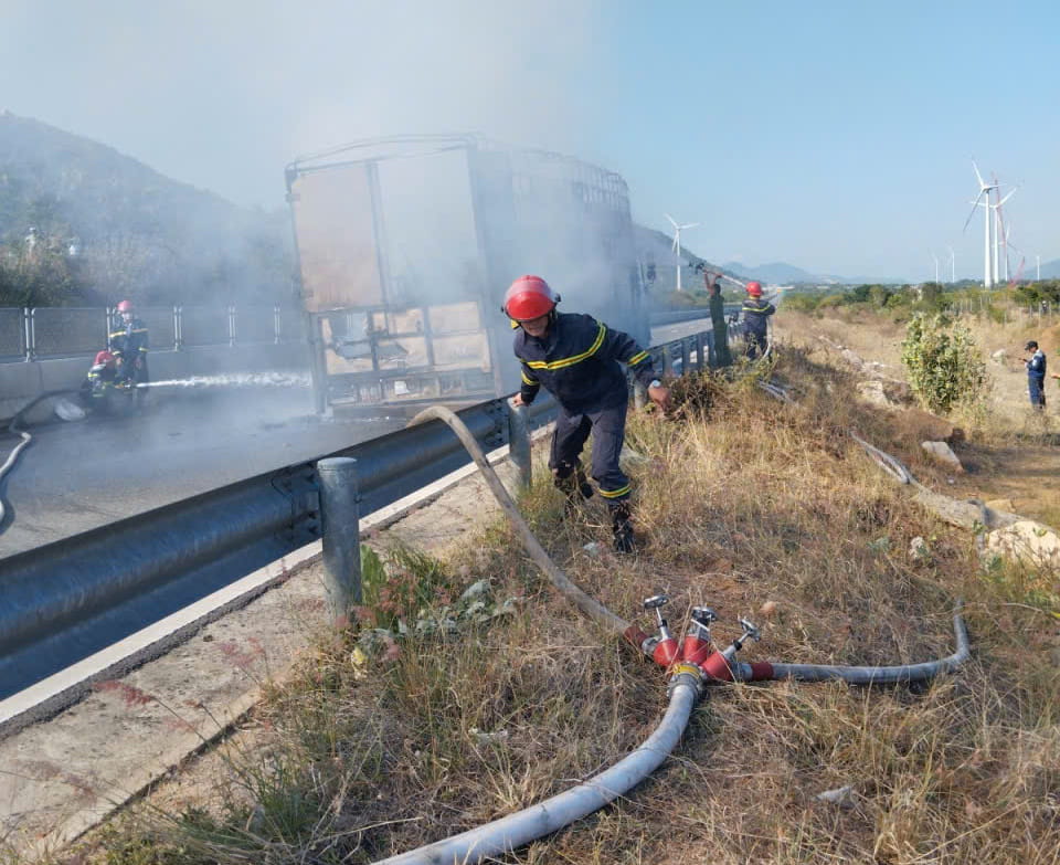 Xe tải chở máy móc nông nghiệp bất ngờ bốc cháy khi đang lưu thông trên cao tốc Cam Lâm - Vĩnh Hảo. Ảnh: Bùi Quốc 