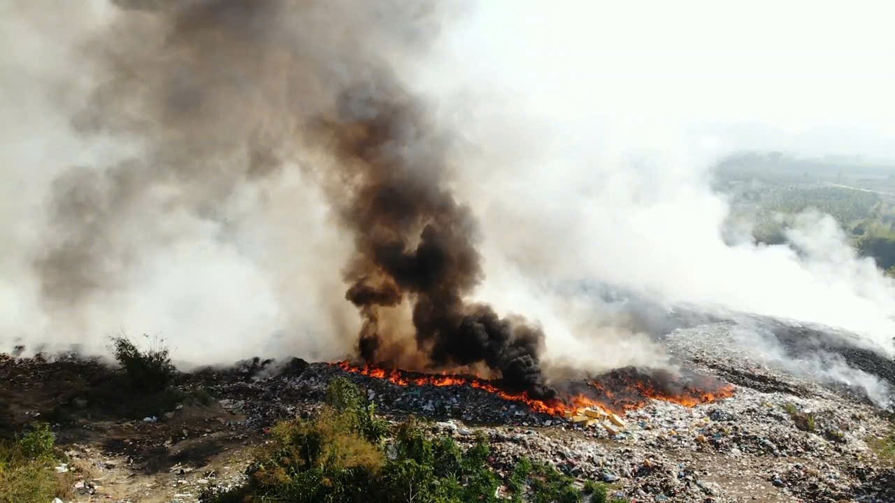 Cháy bãi rác dốc Đá Mài khiến lửa, khói đen bao trùm cả khu vực rộng lớn. Ảnh: Phúc Khánh