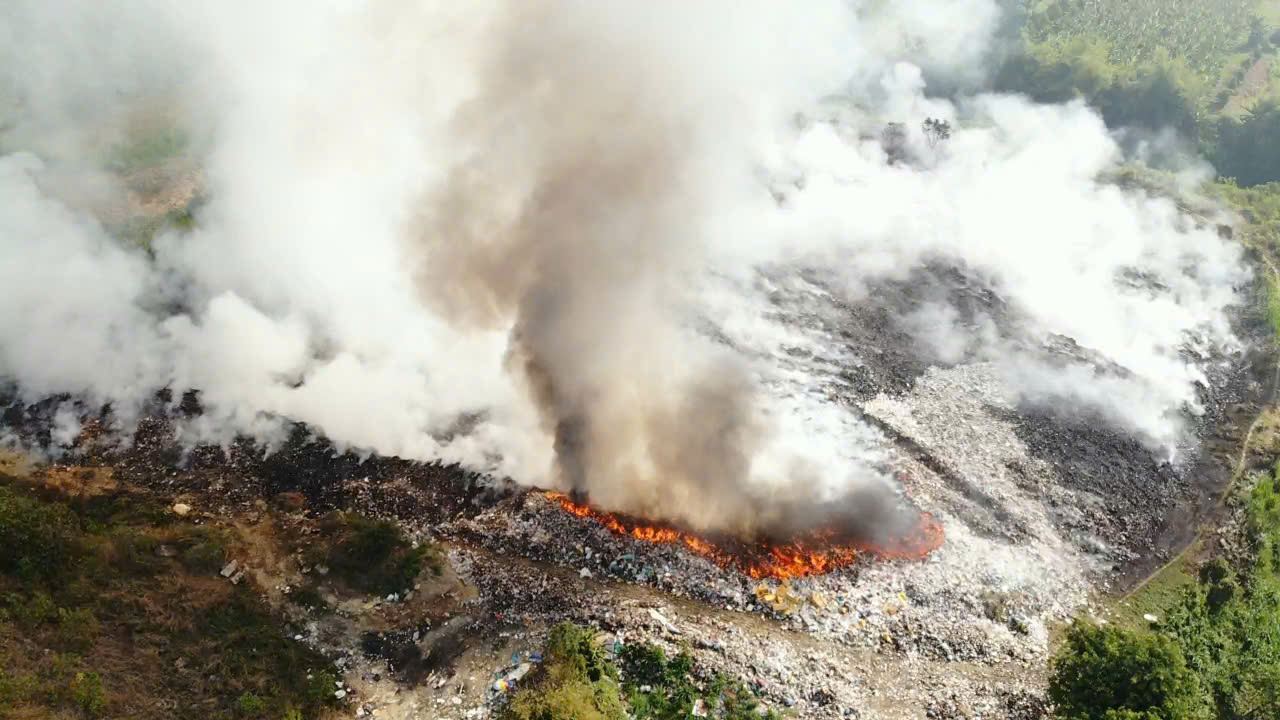 Dai Mai slope landfill catches fire fiercely, causing smoke and dust to cover a large area. Photo: Phuc Khanh
