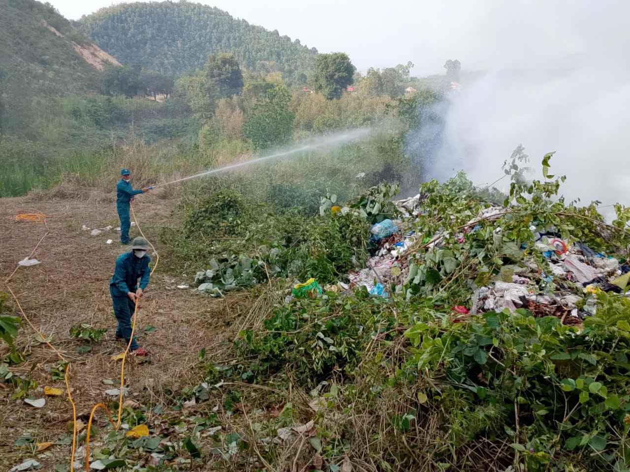 Các lực lượng tiếp cận hiện trường phun nước dập lửa chữa cháy. Ảnh: Phúc Khánh