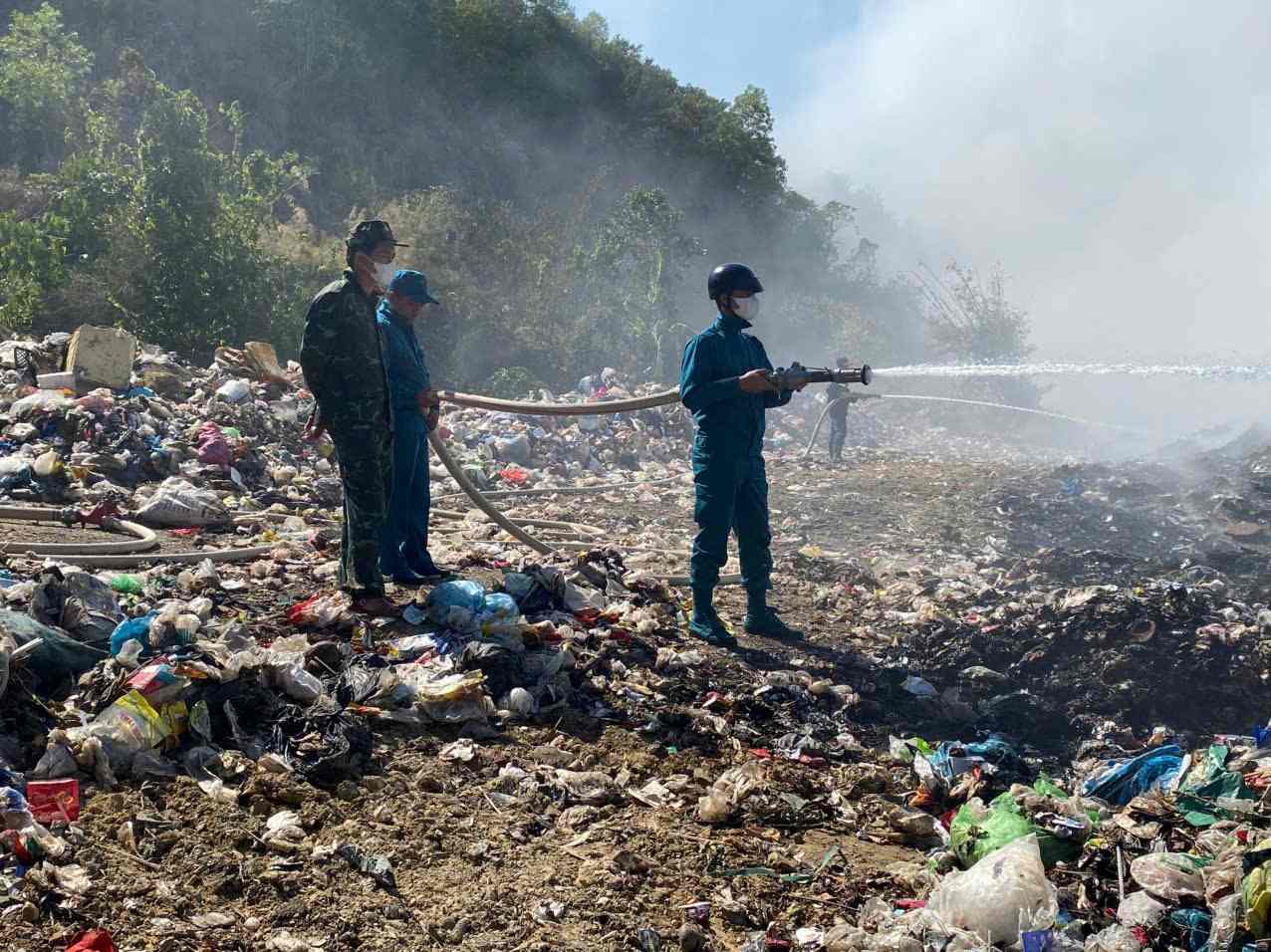 Cháy lớn kèm theo khói đen bao trùm khiến công tác dập lửa, khống chế đám cháy gặp nhiều khó khăn. Ảnh: Phúc Khánh