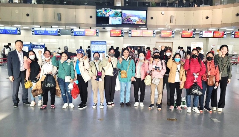 Niềm vui của người lao động miền núi Đà Nẵng khi tích lũy được hàng trăm triệu đồng, sau khi hoàn thành hợp đồng thời vụ tại Hàn Quốc. Ảnh: Nguyễn Hoàng