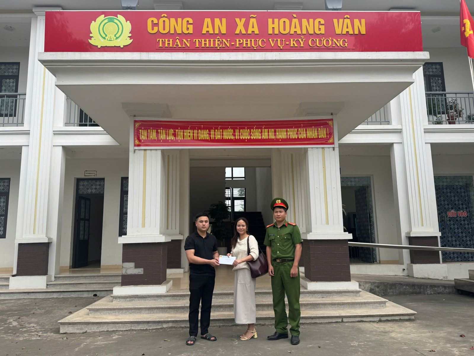 Ms. Thuong has received the amount of 499 million VND mistakenly transferred. Photo: Hoang Van Commune Police, Bac Ninh province