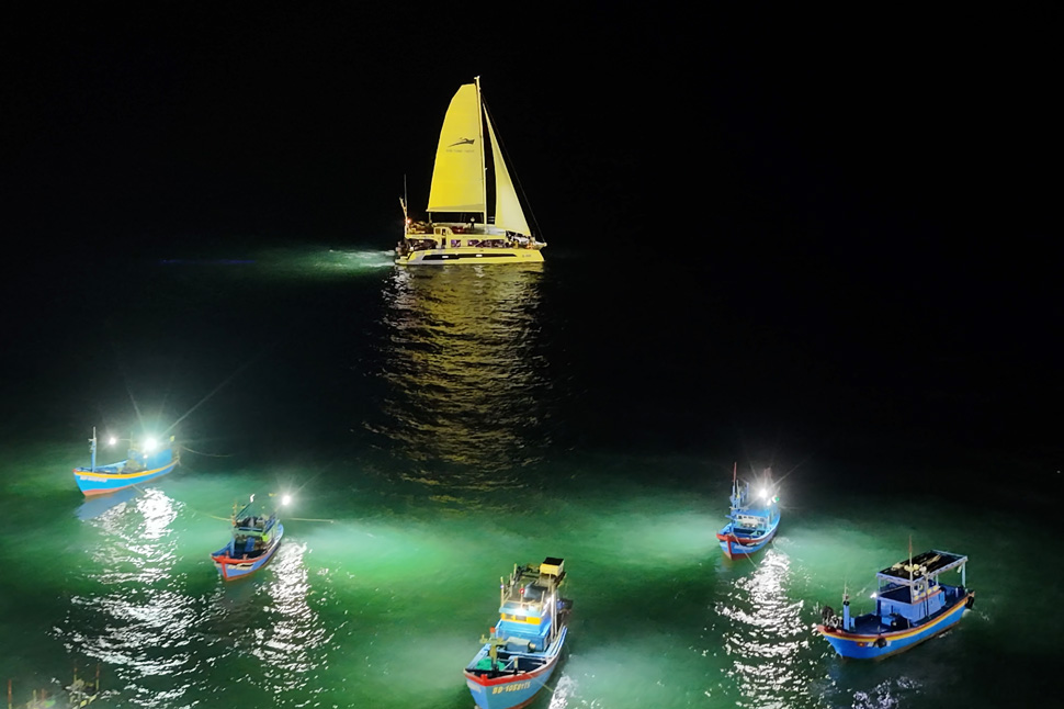 Hưởng ứng chuỗi sự kiện, doanh nghiệp vận tải Sơn Tùng đã hạ thủy tàu du lịch phục vụ du khách. Ảnh: Hoài Phương