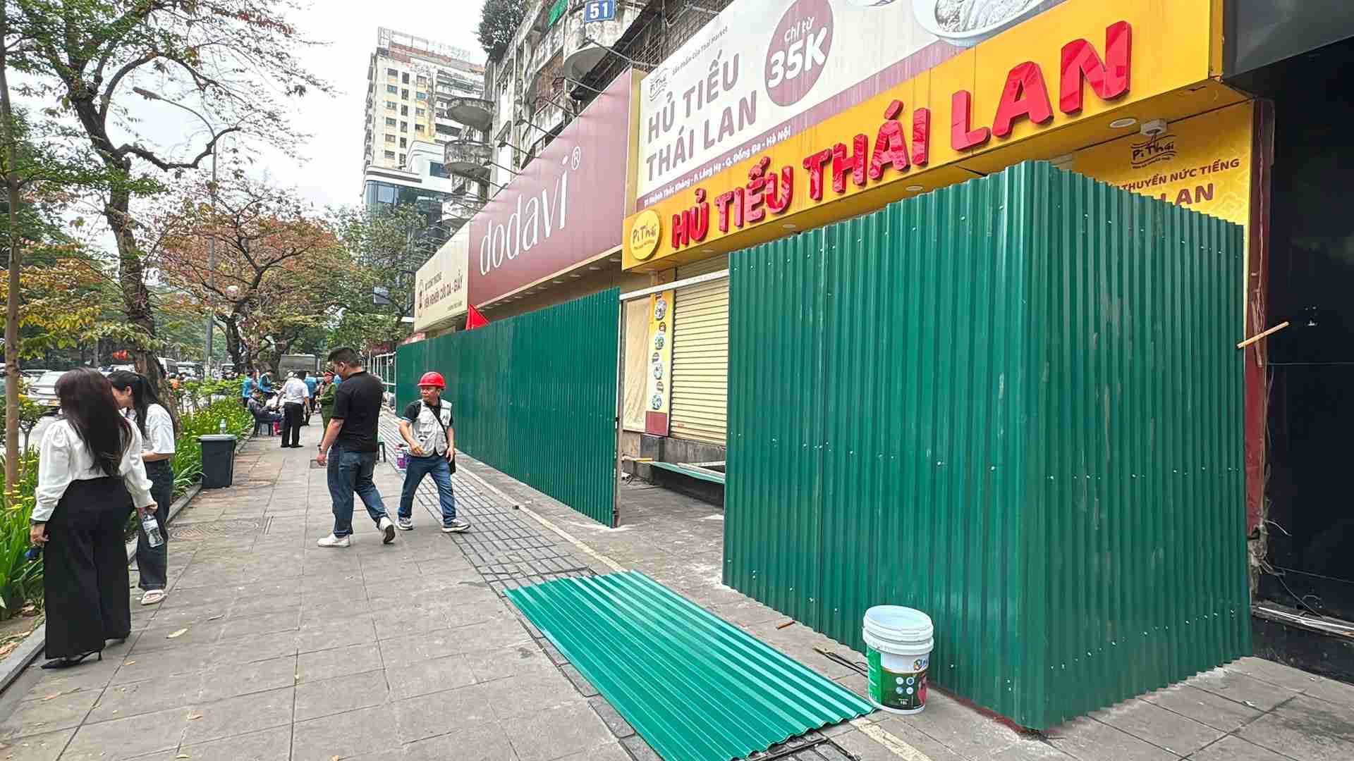 Sáng 27-3, lực lượng chức năng đã có mặt làm nhiệm vụ nhằm đẩy nhanh tiến độ giải phóng mặt bằng dự án. Ảnh: Vân Nhi