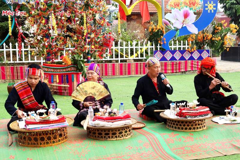 Thầy mo thực hiện nghi lễ cúng Hết Chá. Ảnh: Anh Đức