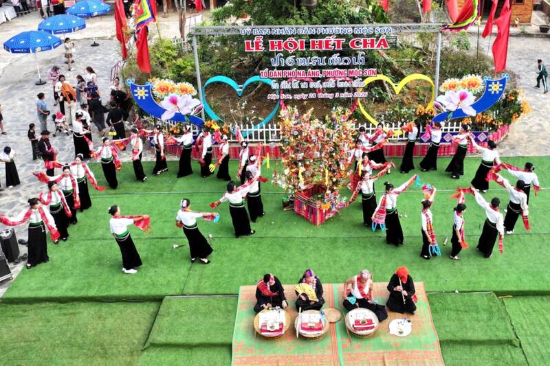Unique Het Cha Festival on Moc Chau plateau, Son La province. Photo: Anh Duc