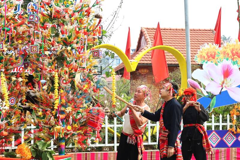 Cây “xặng chá” được trang trí cầu kỳ, sinh động. Ảnh: Anh Đức