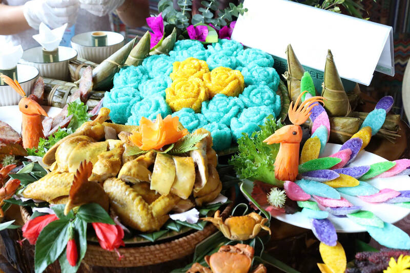 Trải nghiệm đan hoa Chá, làm con ve, con ếch, con chim bằng lạt giang và mâm cỗ ẩm thực. Ảnh: Anh Đức