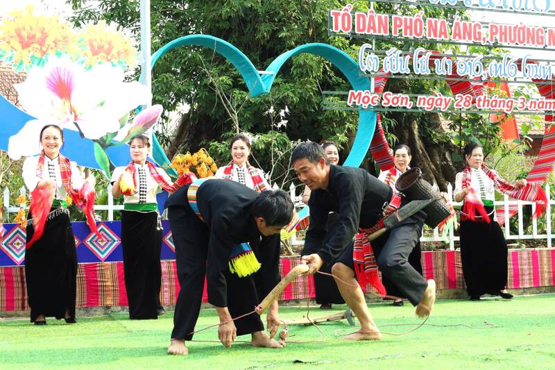 Diễn lại tích xưa “Con nuôi tặng quà thầy mo” và “tập trâu cày ruộng“. Ảnh: Anh Đức