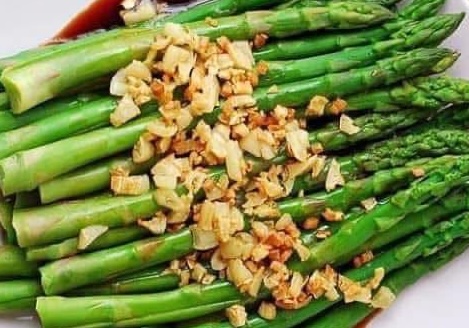 Garlic stir-fried asparagus is one of the cooking methods that housewives can choose to support liver detoxification. Photo: Kieu Vu